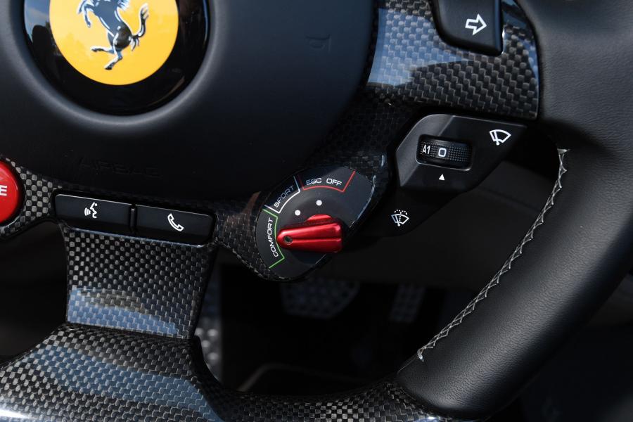 Детали интерьера Ferrari Portofino 2018 года  (UK) (фото 14 из 25)